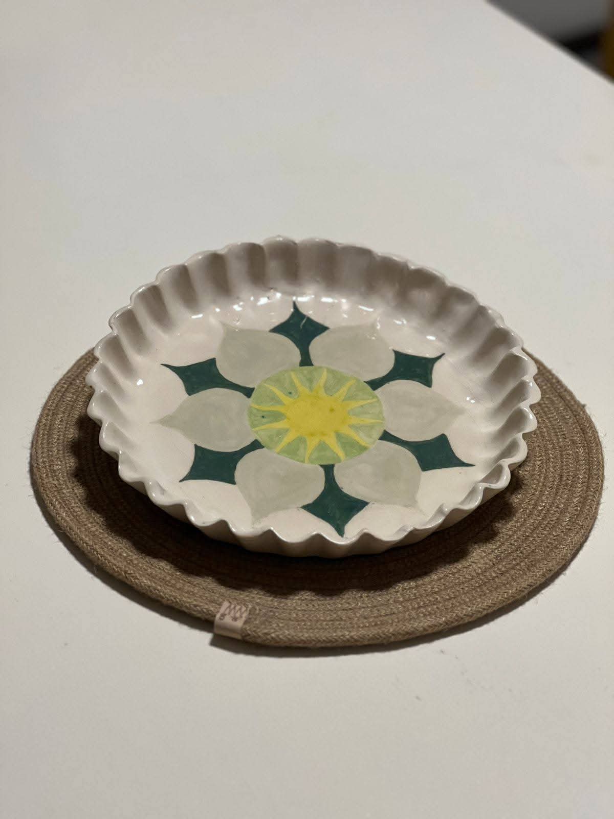 Plato de cerámica con una flor pintada